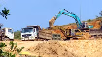 Ngang nhiên khai thác đất đem bán, gây ô nhiễm môi trường 