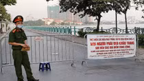 Công an quận Tây Hồ cắm chốt yêu cầu người dân trở về nhà chống dịch