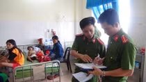 Đi chữa bệnh, cha ôm con nhảy lầu bệnh viện tự tử