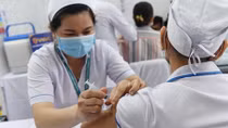 Cán bộ y tế chưa tiêm đủ 2 mũi vaccine không được tham gia điều trị bệnh nhân COVID-19