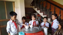 Ấm áp bữa cơm miễn phí của một cô giáo giàu lòng nhân ái