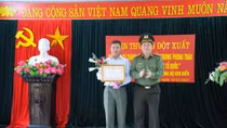 Khen thưởng quần chúng tích cực tham gia phòng chống tội phạm