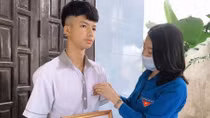 Trao Huy hiệu "Tuổi trẻ dũng cảm" tặng nam sinh cứu 2 em nhỏ