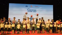 Trao tặng gần 2 triệu mũ bảo hiểm cho học sinh lớp 1 toàn quốc
