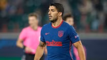Nhìn trộm màn hình VAR, Suarez nhận thẻ vàng