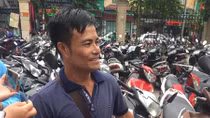 Lột đồ đánh vợ giữa đường chỉ vì ghen vô cớ
