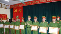 Công an tỉnh Hà Nam khen thưởng đột xuất tập thể, cá nhân có thành tích xuất sắc