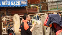 Phóng viên nước ngoài ăn, ngủ trên vỉa hè Hà Nội