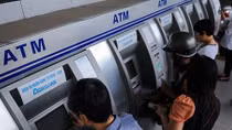 Nhiều ngân hàng cố tình “chậm tiến độ” nâng hạn mức rút tiền tại ATM