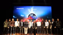 Nghệ sỹ Trần Ly Ly “tỏ tình” với trai lạ trên sân khấu The Band by Vinaphone