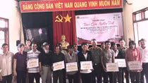 Cục An ninh Tây Nguyên tặng bò giống cho hộ nghèo