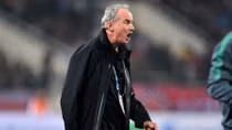 Alfred Riedl: Sao mãi mãi vòng kim cô màu bạc?