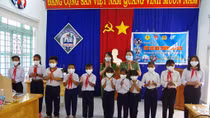 Thăm tặng quà cho trường tiểu học, THCS Ba Cụm Nam