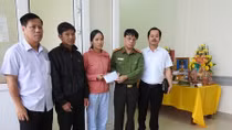 Trao hỗ trợ 50 triệu đồng tới gia đình Đại úy Công an hy sinh khi đi cứu dân trong lũ dữ