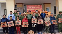 Công an Hà Tĩnh ủng hộ nhân dân vùng lũ Hương Khê