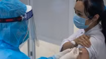 Đẩy nhanh quá trình tiêm vaccine, tạo cơ sở đưa nền kinh tế trở lại hoạt động bình thường
