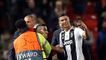 Hành động đẹp của Ronaldo làm cổ động viên phát khóc