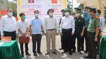 Tỉnh Nghệ An trao tặng thiết bị vật tư y tế cho nước bạn Lào