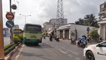 Bị xe buýt cán qua người, một phụ nữ nguy kịch