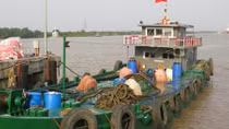 Tạm giữ tàu vận chuyển 40.000 lít xăng không giấy tờ