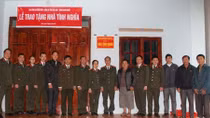 Bàn giao hai nhà tình nghĩa cho gia đình Công an có hoàn cảnh khó khăn