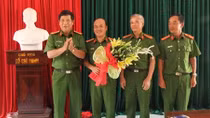 Khen thưởng đơn vị khám phá vụ trọng án
