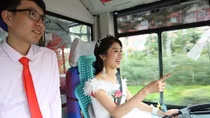 Cặp đôi chọn xe bus cho lễ thành hôn