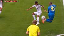 Neymar biểu diễn pha bóng ma thuật