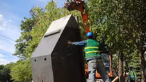 Công nhân "đội nắng" hối hả kè hồ Gươm