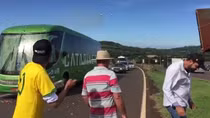 Sớm rời World Cup, đội tuyển Brazil được chào đón bằng gạch đá