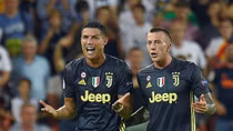 Ronaldo tức tưởi rời sân vì thẻ đỏ