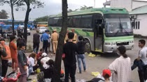 Xe khách biển số Lào nhồi nhét khách