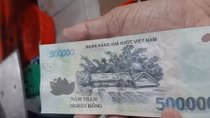 Đi chợ mua hàng bằng... tiền giả
