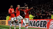 Young tiếp tục đóng vai người hùng, Man Utd đại thắng