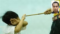 Tạm giam cha dượng đánh con tàn bạo