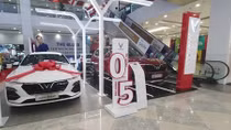 "Khóa tay" nhân viên tư vấn xe ôtô lừa đảo khách hàng