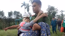 Lực lượng Công an sát cánh với nhân dân phòng, chống bão số 13