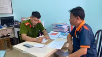 Công an xã ở vùng ven phố biển