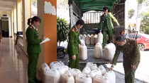 Thu giữ 1.400 lít mỡ động vật không rõ nguồn gốc