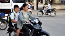 Xử lí nghiêm lái xe máy chở trẻ em không đội mũ bảo hiểm