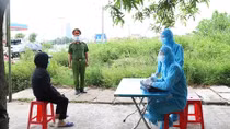 Vác xe lội ruộng vượt chốt vào vùng cách ly