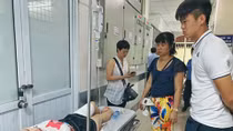 Cầu thủ Hà Nội tới thăm nữ CĐV bị thương trên sân Hàng Đẫy