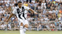 Ronaldo ghi bàn thần tốc, fan cuồng phá hỏng trận đấu