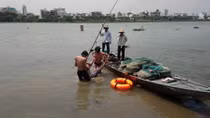 Hai bảo vệ bơi ra giữa sông cứu nam thanh niên gặp nạn