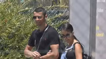 Ronaldo tay trong tay với bạn gái mặc World Cup gần kề