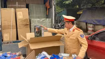 CSGT bắt xe tải đầy đồ chơi Trung Quốc
