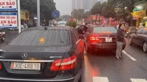 Tạm giữ 2 xe Mercedes cùng biển kiểm soát
