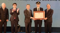 Đoàn bay 919 của Vietnam Airlines đón nhận Huân chương Độc lập hạng Nhì