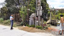 Cột nước phun thẳng vào hệ thống điện dẫn vào nhà dân