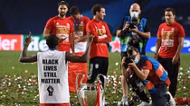 Cầu thủ Bayern tái hiện hình ảnh KaKa sau khi giành cup Champions League
